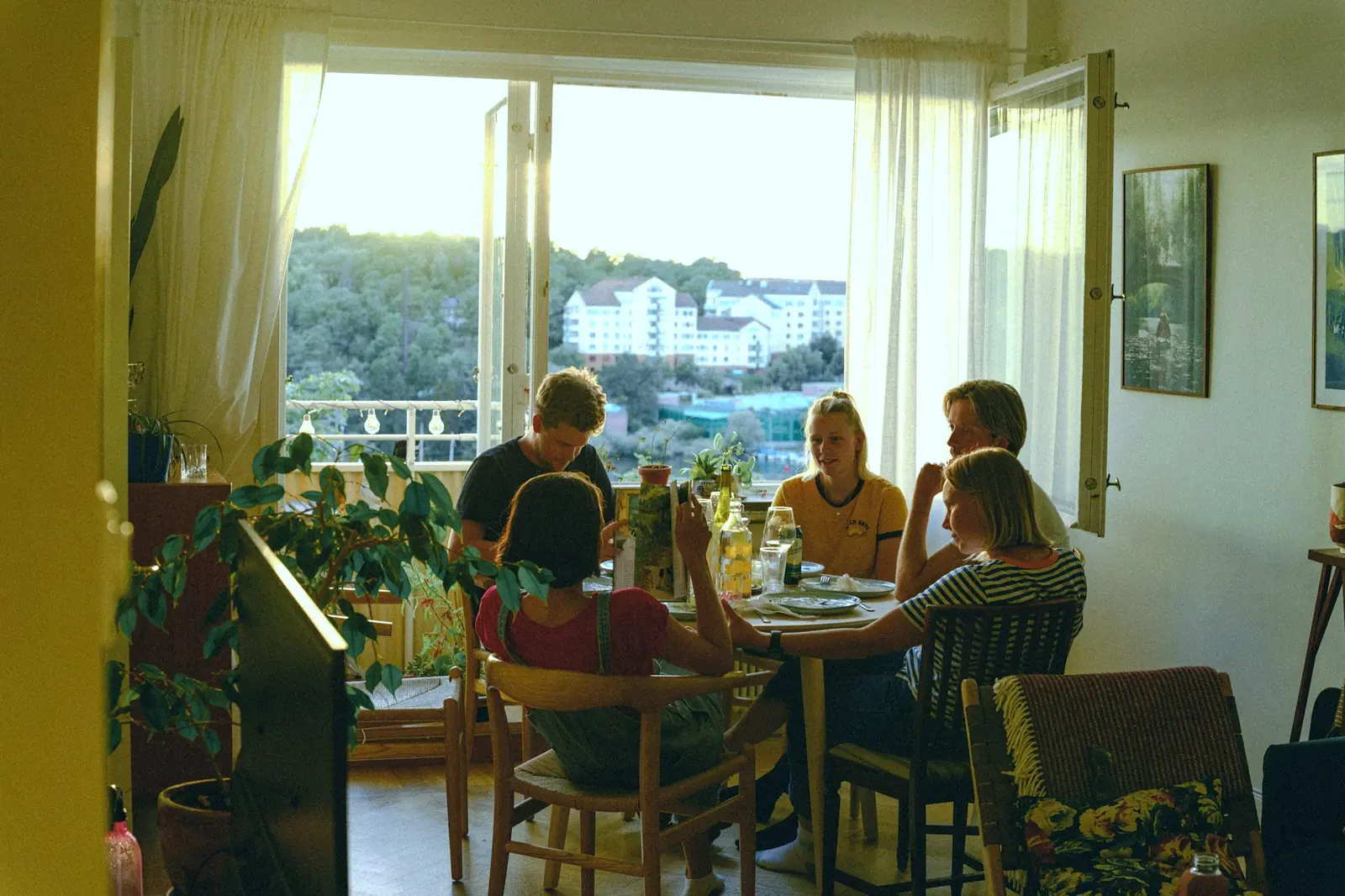 Zusammen essen in einer D&T-Wohngemeinschaft